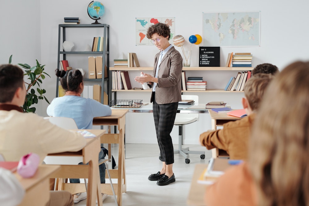 Nowoczesne wyposażenie edukacyjne dla szkół: Od mebli szkolnych do regałów szkolnych, co naprawdę liczy się dla komfortu i efektywności nauczania?