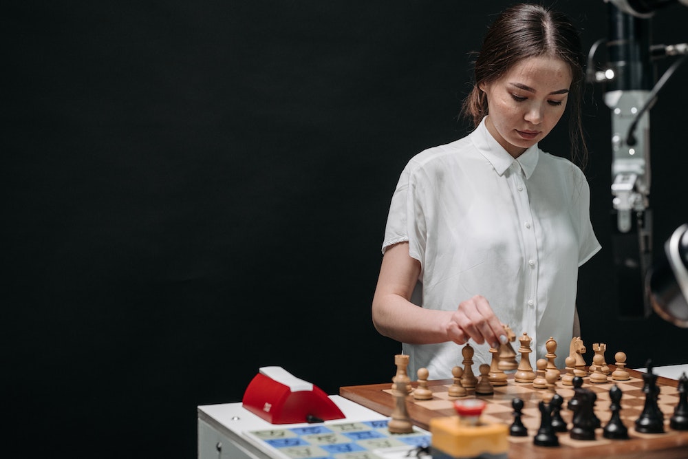 Etykieta i emocje w erze szachów z AI: Jak ludzkość i maszyny grają na szachownicy