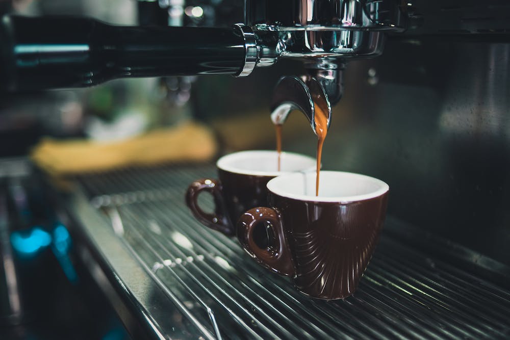 Smak i wygoda: Kawa drip kontra kapsułki – kompleksowe porównanie dla koneserów