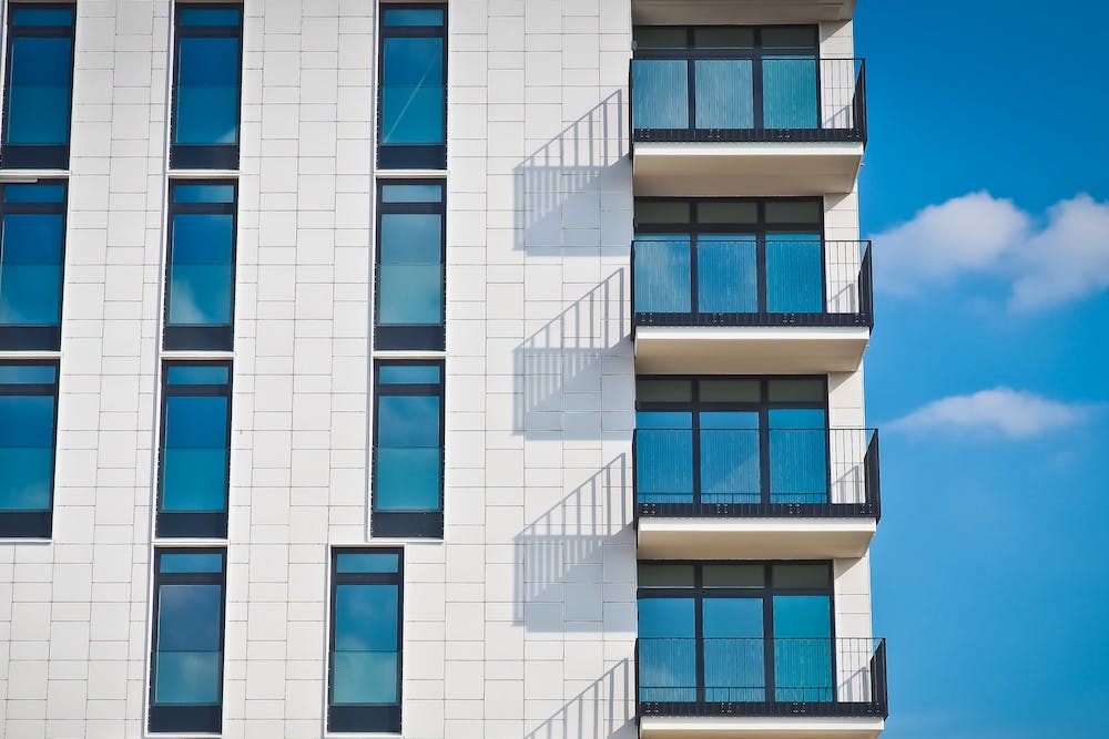 Zabudowa balkonu i tarasu: Nowoczesne rozwiązania do Twojego mieszkania