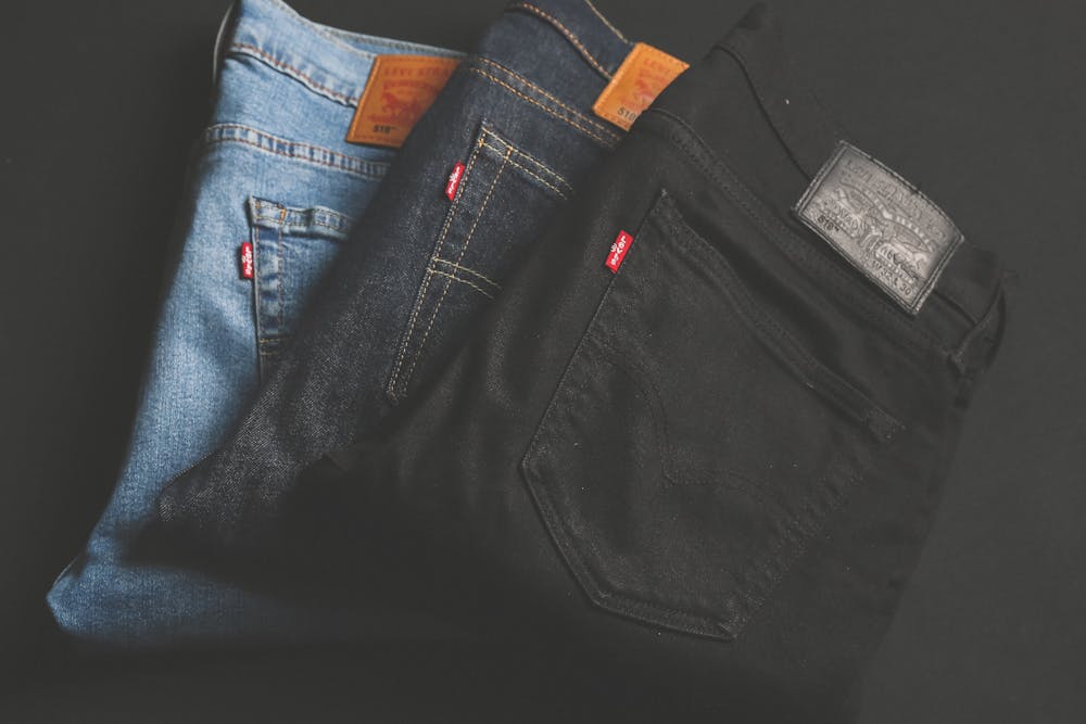 Markowe jeansy na topie: Dlaczego warto wybrać Levi’s i Tommy Hilfiger