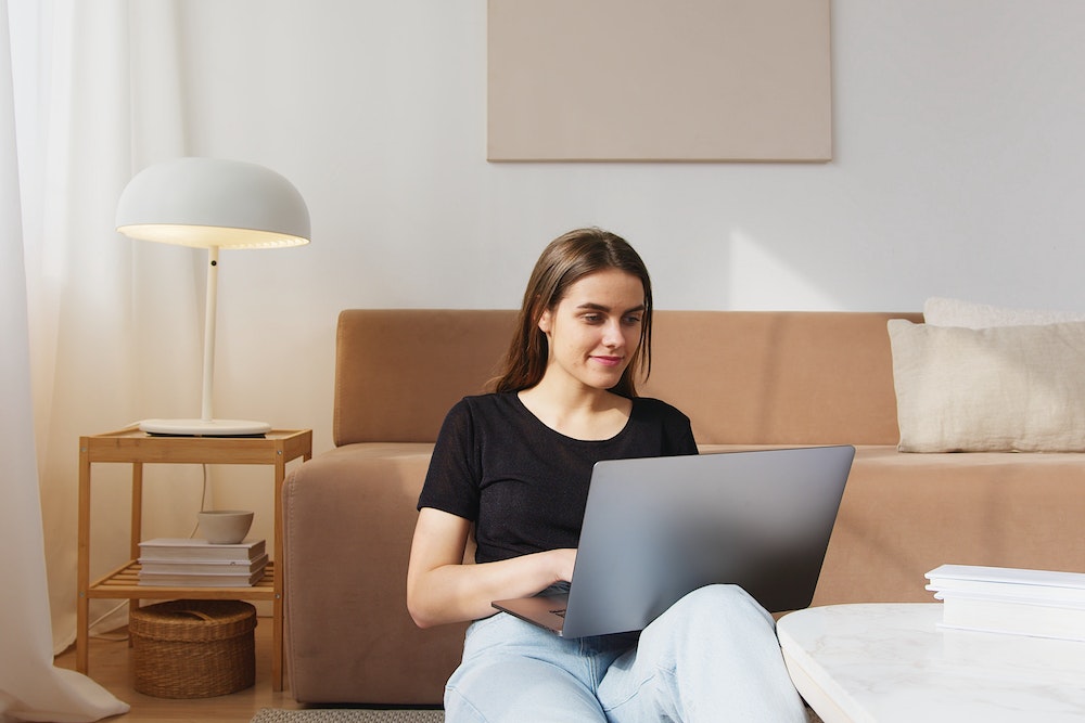 Dlaczego warto zainwestować w filtry prywatyzujące na monitory i laptopy?