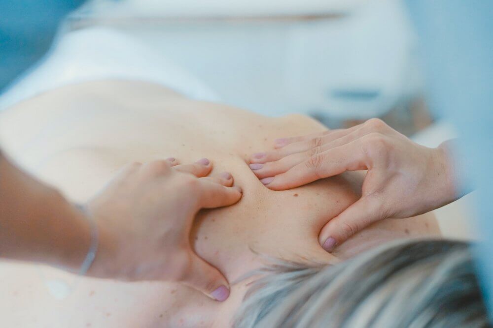 Osteopatia a fizjoterapia: Kiedy i jak wybrać odpowiednią metodę leczenia?