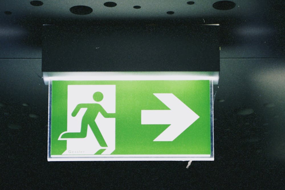Bezpieczna ewakuacja w centrach handlowych – jak zaprojektować skuteczny system oznakowania w dużych przestrzeniach