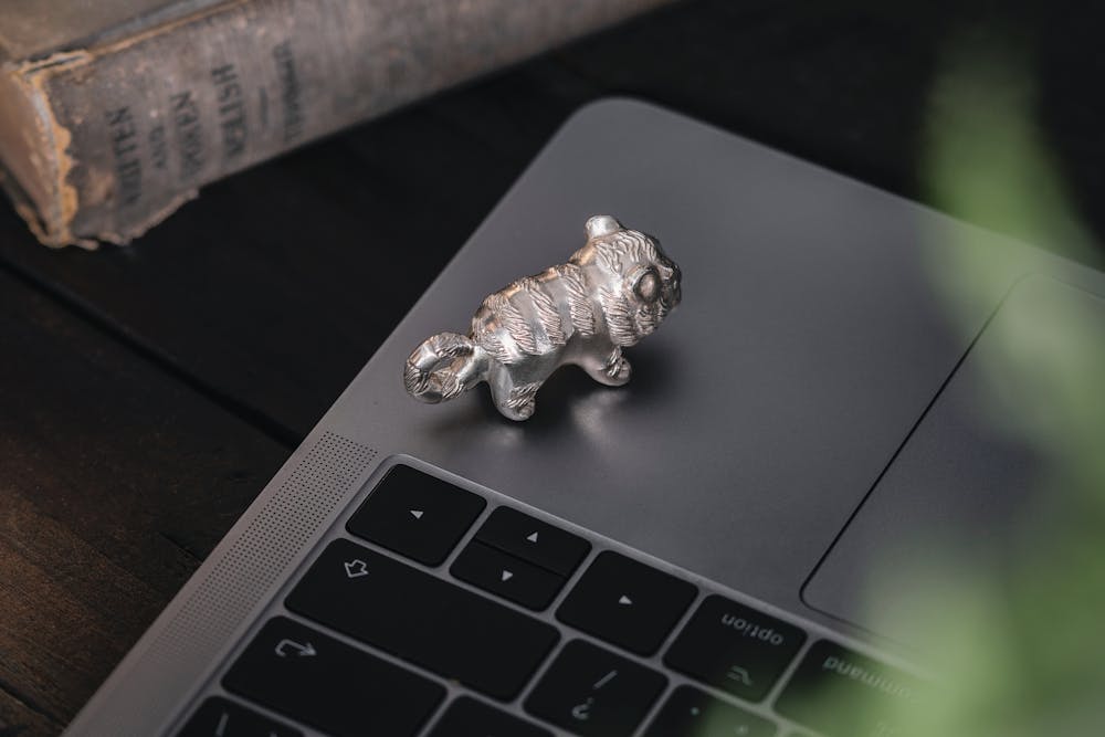 Personalizowane figurki z metalu dla par jako nowoczesna forma wyjątkowego upominku